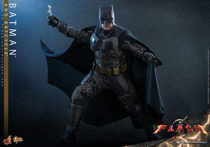 Die Flash Movie Masterpiece Actionfigur mit Fahrzeug 1/6 Batman &amp; Batcycle Set 30 cm