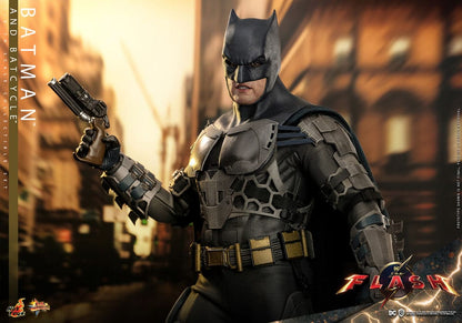 Die Flash Movie Masterpiece Actionfigur mit Fahrzeug 1/6 Batman &amp; Batcycle Set 30 cm