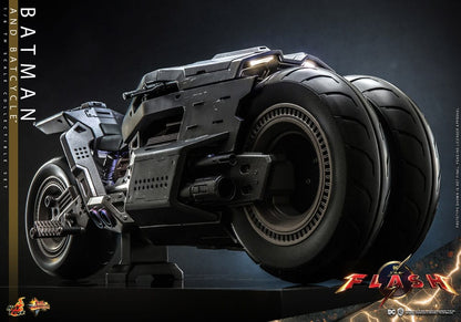 Die Flash Movie Masterpiece Actionfigur mit Fahrzeug 1/6 Batman &amp; Batcycle Set 30 cm