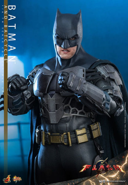 Die Flash Movie Masterpiece Actionfigur mit Fahrzeug 1/6 Batman &amp; Batcycle Set 30 cm