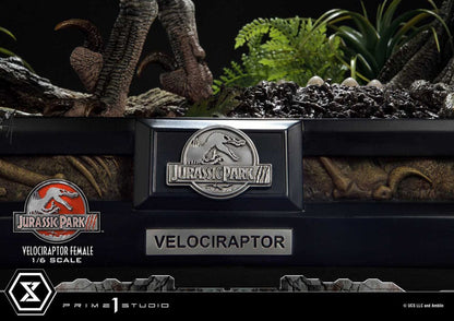 Jurassic Park III Legacy Museum Collection Statue 1/6 Velociraptor Female Bonus Version 44 cm