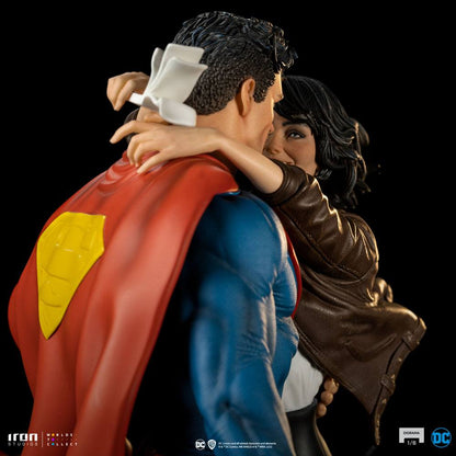 DC Comics Diorama 1/6 Superman &amp; Lois 57 cm