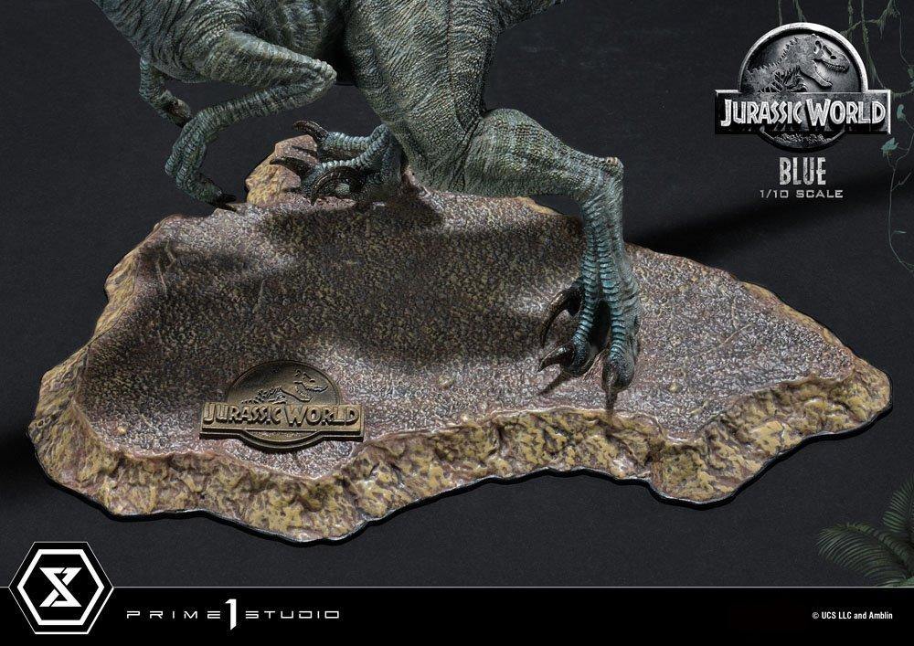 Jurassic world fallen kingdom prime collectibles statue 1/10 blue (åben mund version) 17 cm - SuperMerch.dk fødder og logo tæt på