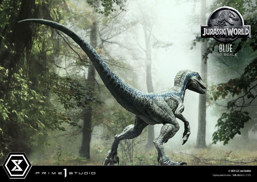 Jurassic world fallen kingdom prime collectibles statue 1/10 blue (åben mund version) 17 cm - SuperMerch.dk med træer i baggrunden