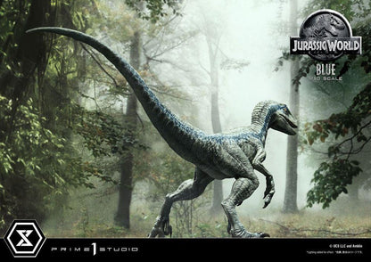 Jurassic world fallen kingdom prime collectibles statue 1/10 blue (åben mund version) 17 cm - SuperMerch.dk med træer i baggrunden
