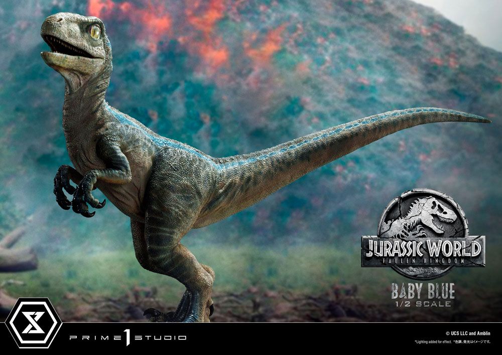 Jurassic World: Fallen Kingdom Prime Collectibles Statue 1/2 Baby Blue 34 cm med vulkan i baggrunden