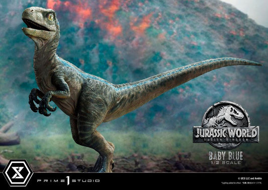 Jurassic World: Fallen Kingdom Prime Collectibles Statue 1/2 Baby Blue 34 cm med vulkan i baggrunden