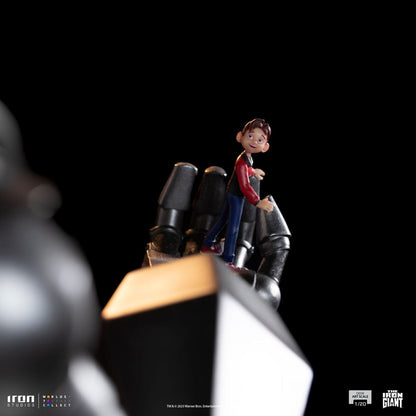 The Iron Giant Demi Art Scale Statue 1/20 Iron Giant &amp; Hogarth Hughes 60 cm
